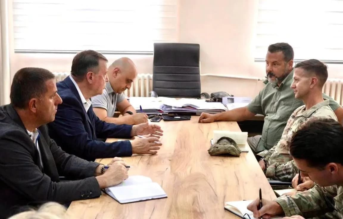 KFOR-i riafirmon përkushtimin për sigurinë në Kosovë, komandanti i Rajonit Lindje takon kryetarin e Zveçanit