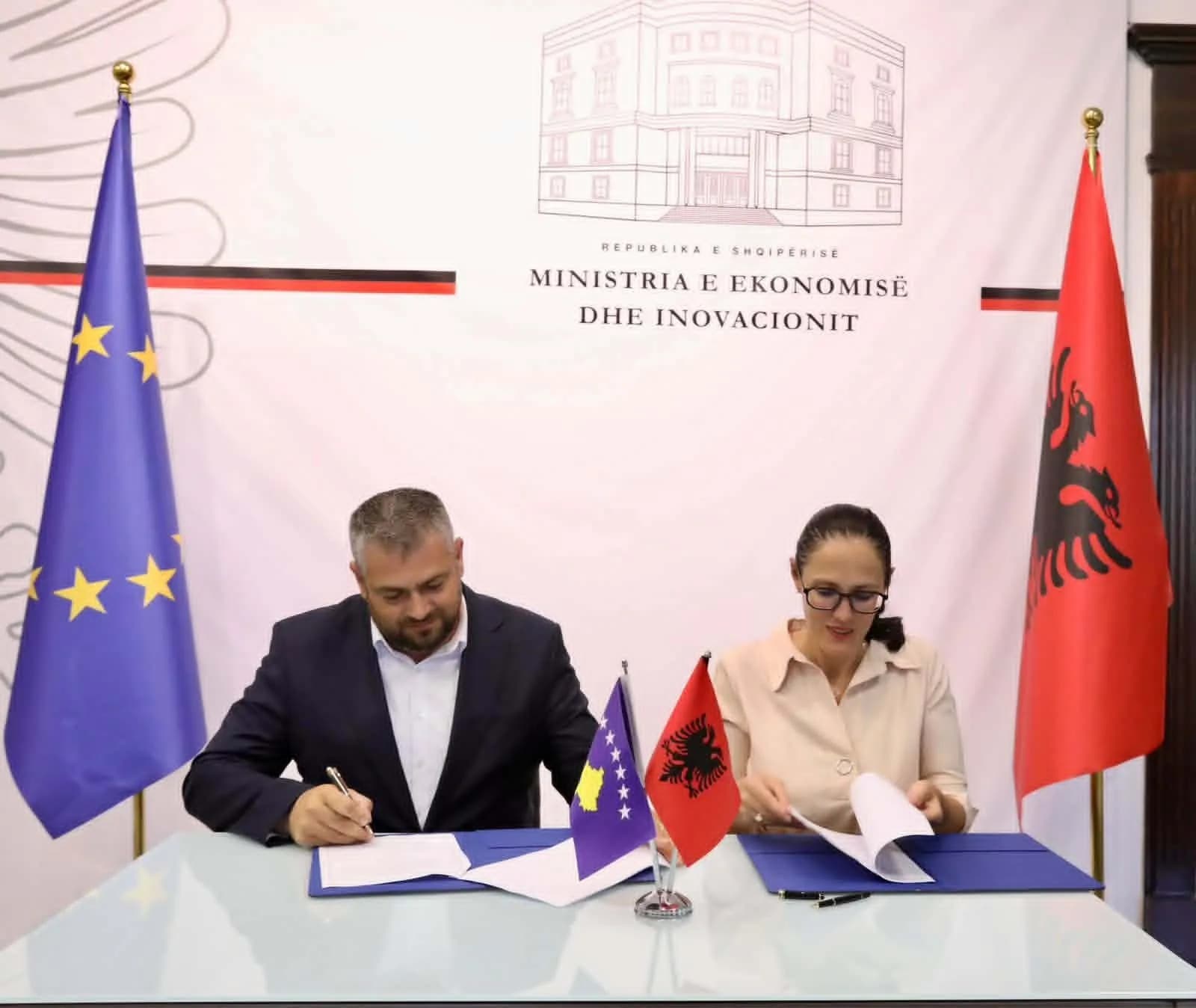 Kosova dhe Shqipëria nënshkruajnë marrëveshje për lehtësimin e punësimit mes dy vendeve