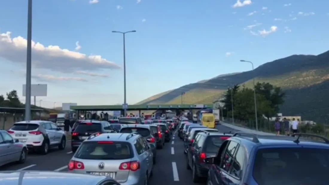 Kosovarët ia mësyjnë bregdetit, për katër orë kalojnë në Shqipëri mbi 12 mijë qytetarë