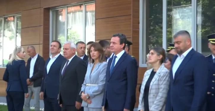 Krerët e shtetit bëjnë homazhe pranë Lapidarit të Policëve të rënë