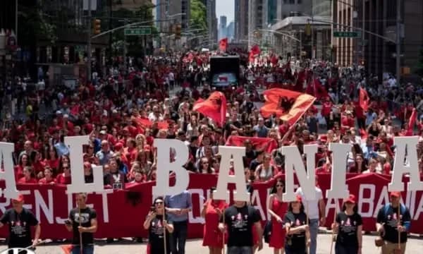 Kryebashkiaku i Nju Jorkut krijon lagjen shqiptare, e quan “Little Albania”, ankohen italianët