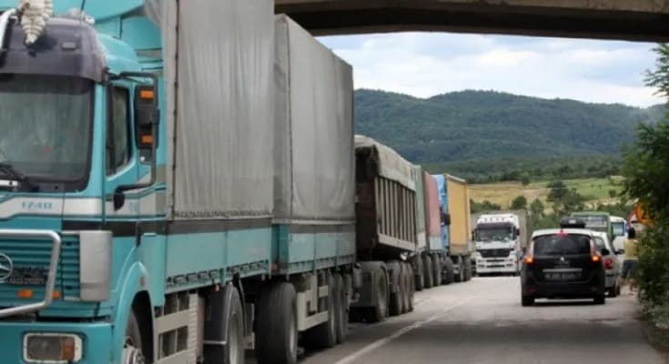 Kufizohet qarkullimi i kamionëve të rëndë edhe nesër