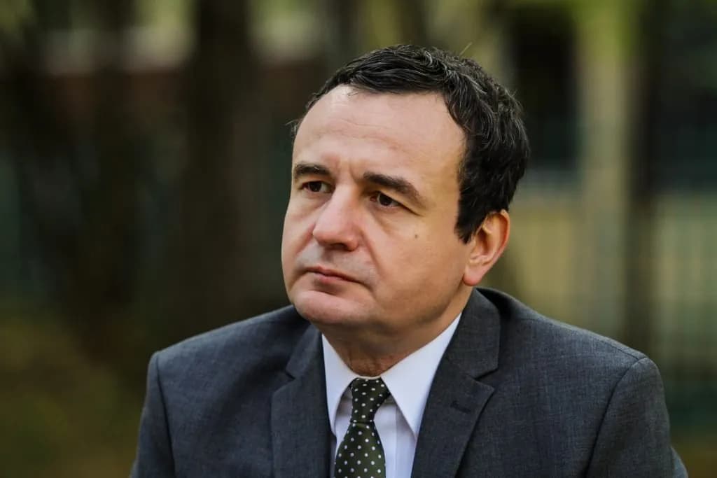 Kurti ngushëllon familjet e tre kosovarëve që vdiqën në aksident në kufirin me Maqedoninë e Veriut