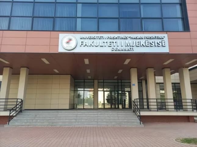 Mbi 2 mijë maturantë në garë për 462 vende në Mjekësi