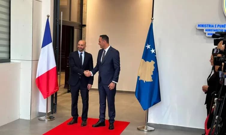 Ministri francez për Evropën arrin në Prishtinë, pritet nga Konjufca