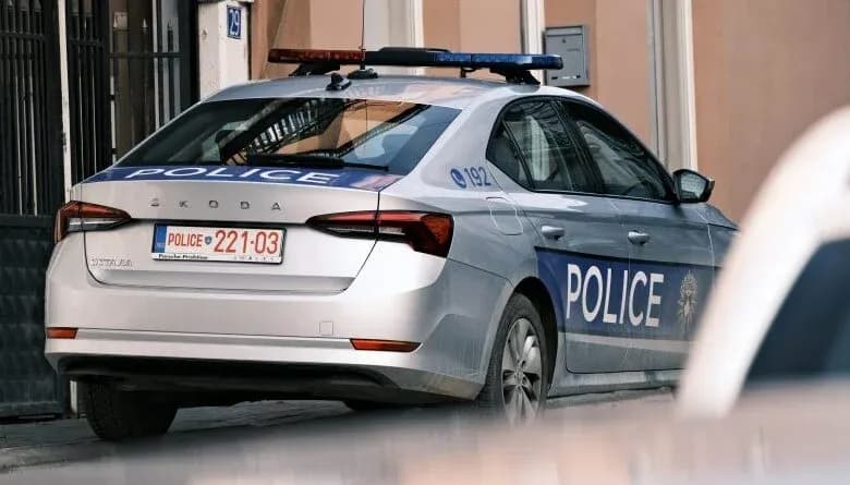 Mitrovicasit dikush ia dëmton dy vetura, i goditi me gur