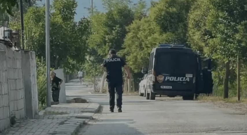 Ngjarje e rëndë në Shqipëri: 35 vjeçari ia vret babanë ish gruas dhe ia plagos nënën – rrethohet nga policia
