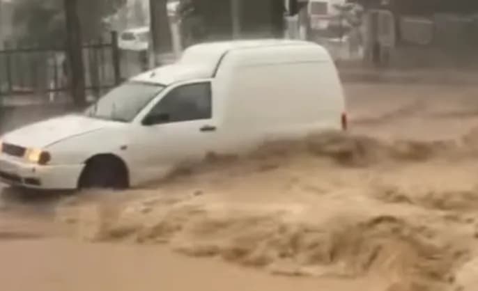 Përmbytje në Rahovec pas reshjeve të dendura të shiut, veturat mbesin në rrugë – VIDEO