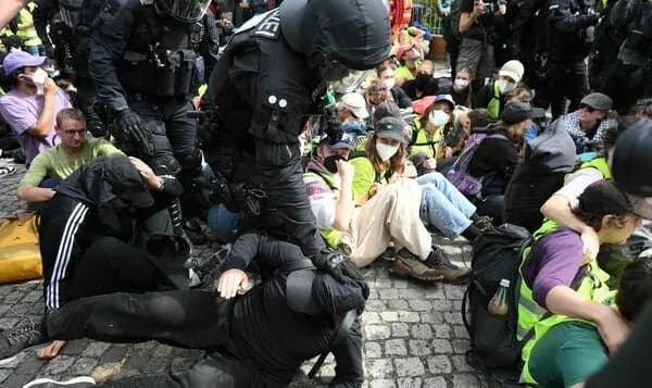 Policia gjermane përleshet me protestuesit që kërkojnë të pengojnë mbajtjen e konferencës së AfD-së