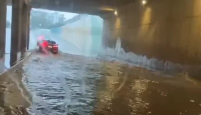 Reshje të dendura shiu në Ferizaj, mbushet nënkalimi – veturat në vështirësi për qarkullim