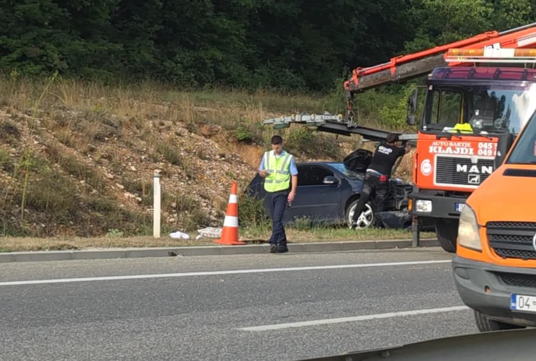 Rrokulliset një veturë në Sllatinë, policia në vendngjarje