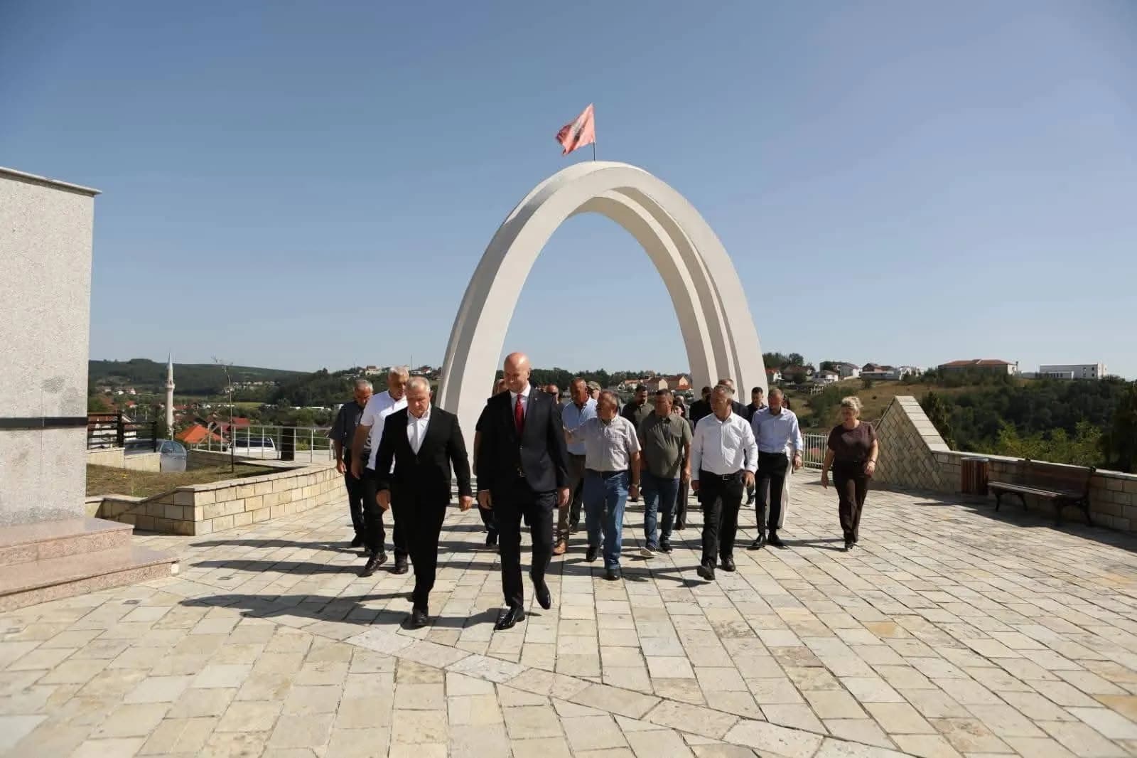 Shukri Buja nderon dëshmorët në 28-vjetorin e Ditës së Dëshmorëve të Komunës së Shtimes