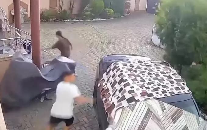 Stuhia e djeshme: Momenti kur dy të rinj shpëtojnë për pak sekonda në Shkup