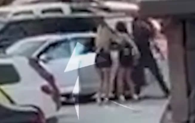 “Ta q* familjen…Kujna po i thu k***?”, sharje e britma në Emshir, shoferi i veturës tenton t’i godas me veturë dy vajza