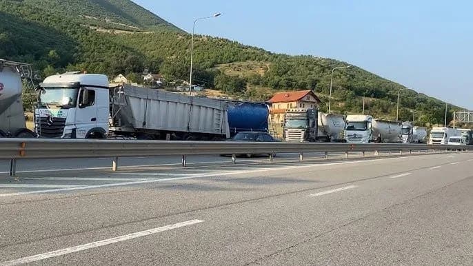 Temperaturat e larta: Kufizohet përkohësisht qarkullimi i automjeteve të rënda
