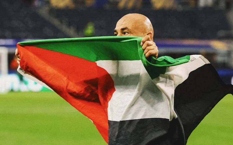 Trajneri i Egjiptit shfaqet me flamurin e Palestinës pas fitores me Australinë
