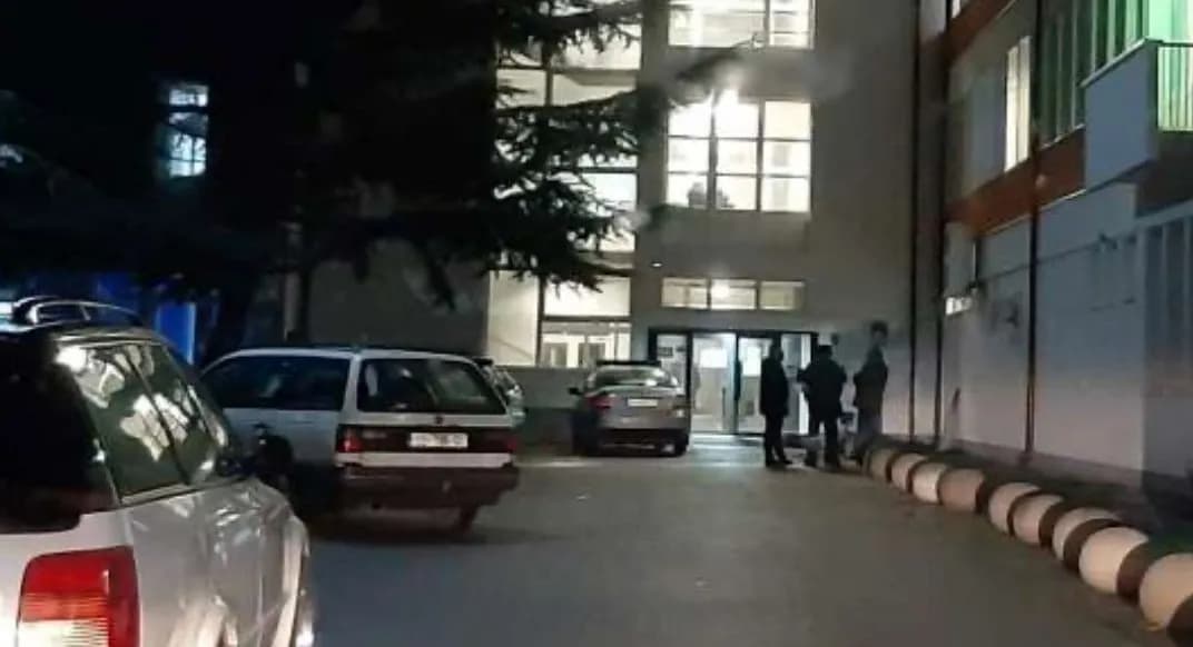 ”Viktima pësoi politraumë”, Spitali i Pejës del me detaje për aksidentin në Istog: Një fëmijë dërgohet në QKUK