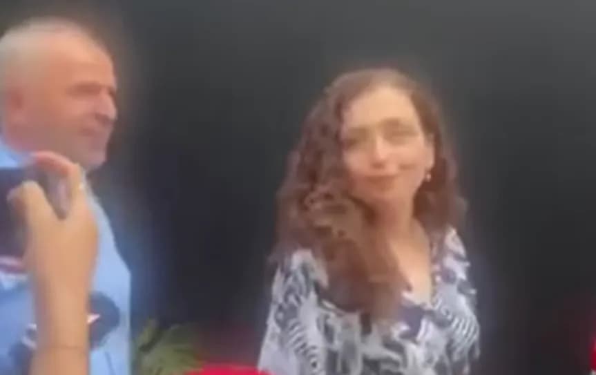 Vjosa Osmani del nga zyrat e LDK-së, i fton gazetarët për kafe