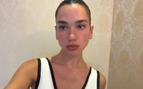 Dua Lipa rikthehet në Prishtinë për “Sunny Hill”, publikon pjatën me pite, speca dhe ajvar