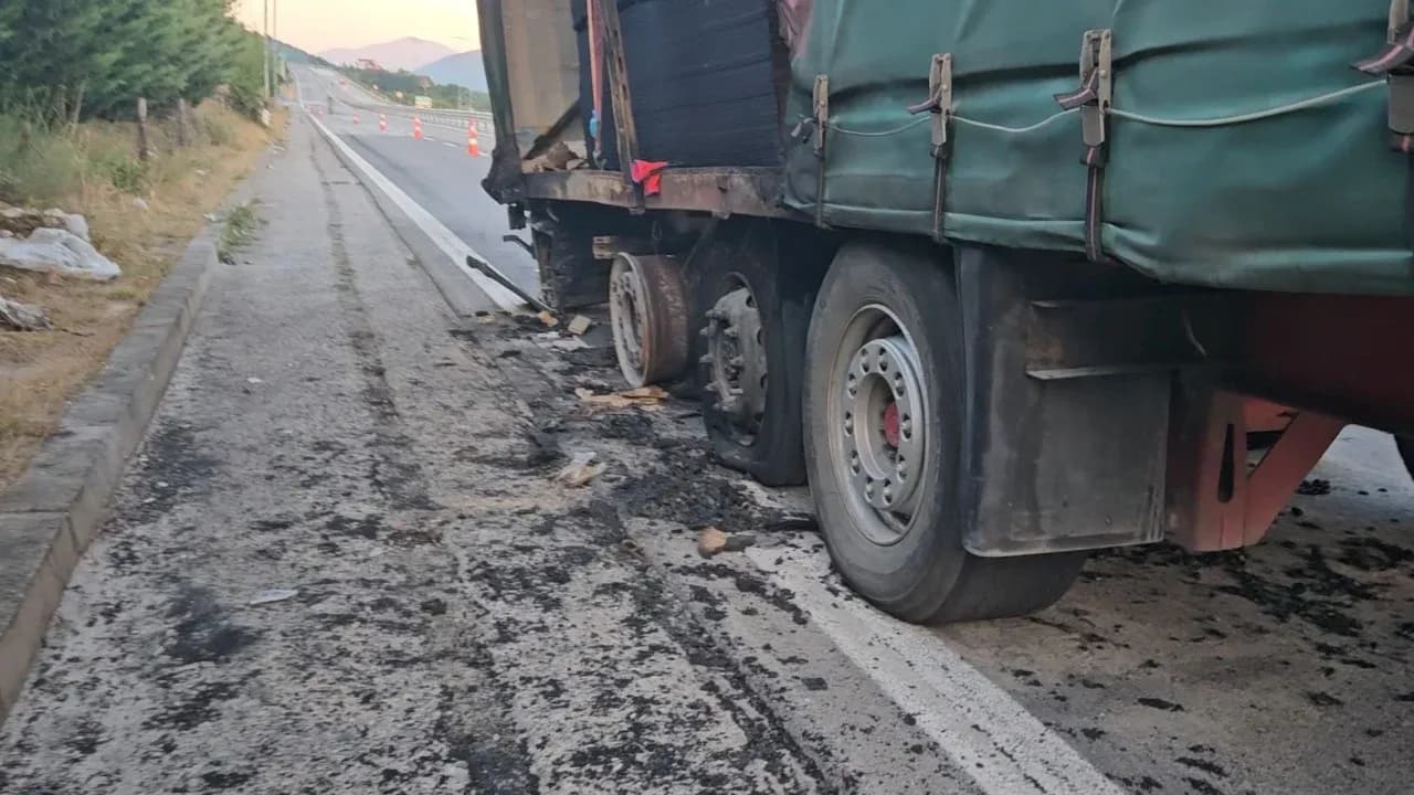 Kamioni me targa të Kosovës përfshihet nga flakët pranë Morinës