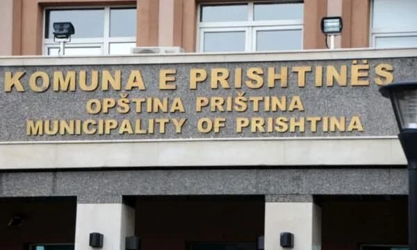 Komuna e Prishtinës shpreh ngushëllime për viktimën e aksidentit në vendpunishte: Hetimet për rastin kanë nisur
