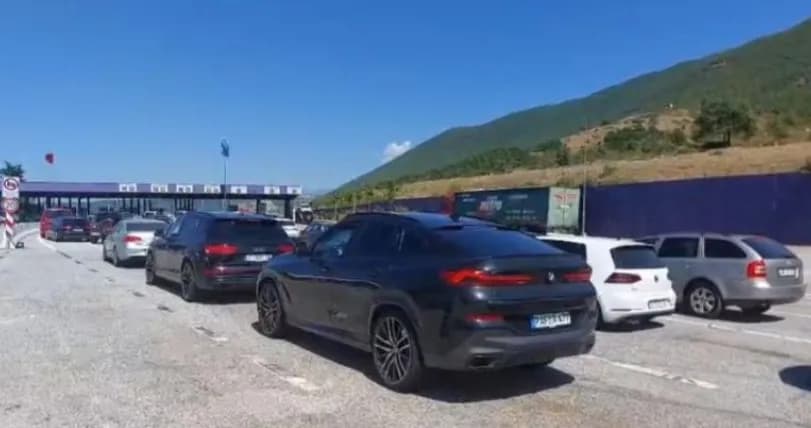 Kosovarët dynden drejt bregdetit shqiptar, fluks i shtuar automjetesh në Morinë – Regjistrohen mbi 50 mijë hyrje