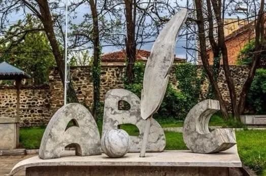 NË MAQEDONINË E VERIUT GJUHA SHQIPE ËSHTË HEDHUR NË «TURRËN E DRUVE»!