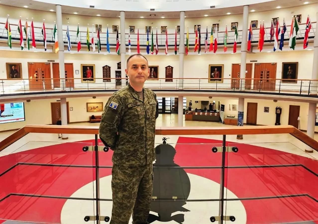 Oficeri i FSK-së diplomon me sukses në Mbretërinë e Bashkuar