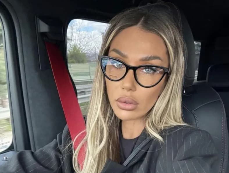 Për të rënë në sy, Adelina Tahiri e bën edhe këtë veprim gjatë pushimeve