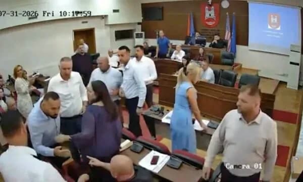 Përplasje verbale mes dy asamblistëve në Kuvendin Komunal të Pejës, ndërpritet seanca