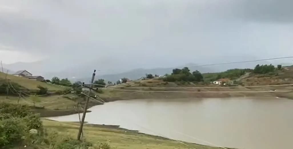 Reshjet e dendura, përmbyten rrugët në Has, dëmtohet një banesë