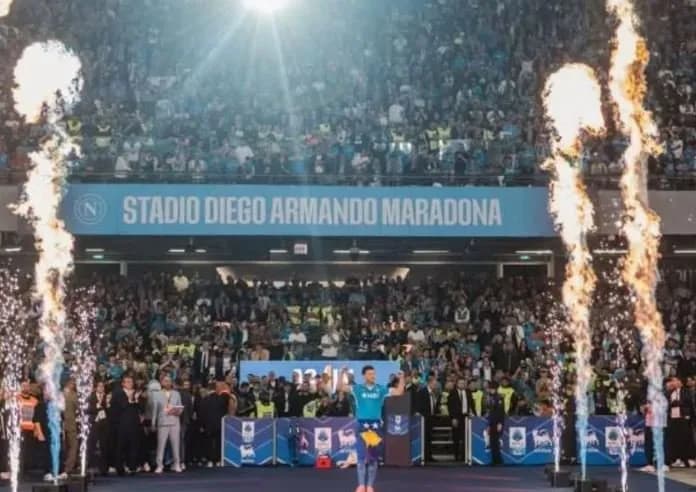 Rrahmani shfaq flamurin e Kosovës në urimin për 100-vjetorin e Napolit