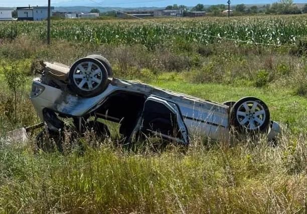 Rrokulliset vetura në Klinë, përfundon me ‘katër rrota përpjetë’