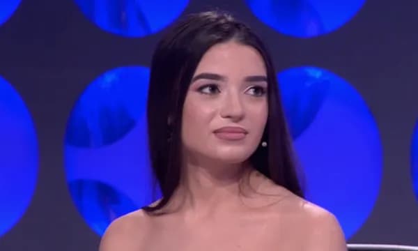 Sindi konfirmon romancën? Publikon foton e parë krah partnerit