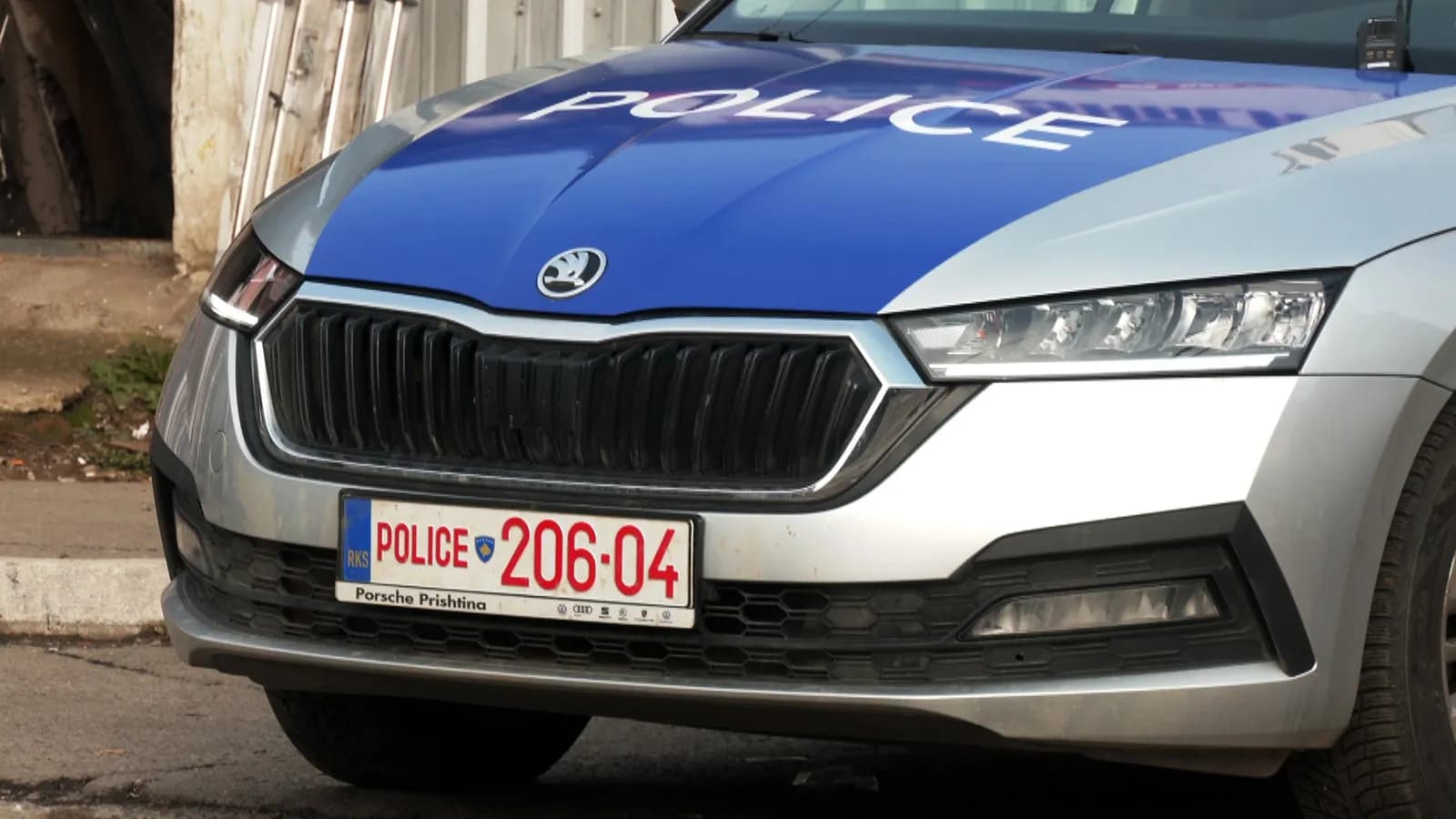 Theu xhamin e veturës dhe vodhi një telefon, prishtinasi arrestohet pas më shumë se dy javësh