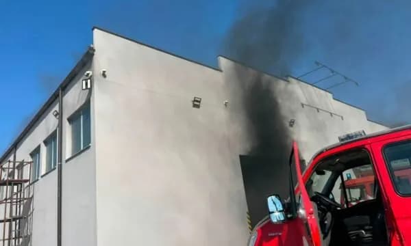 Zjarr në një fabrikë në Gjakovë, zjarrfikësit: Flakët u shuan me kohë, nuk raportohet për të lënduar